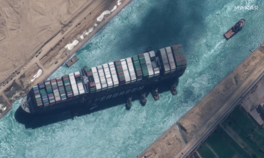 Terdampar Hampir Seminggu, Kapal Kargo Terbesar Dunia Kembali Berlayar