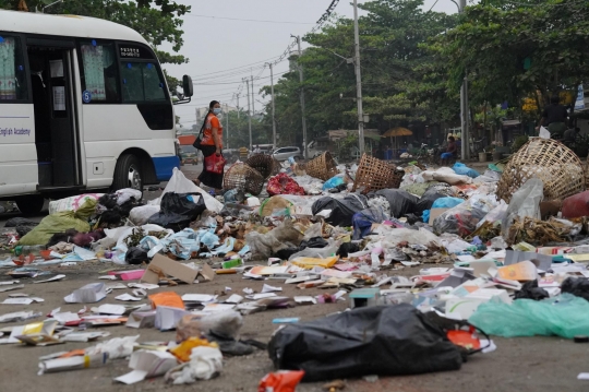 Protes Kudeta Militer, Warga Myanmar Blokir Jalan Pakai Sampah