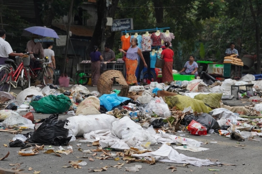 Protes Kudeta Militer, Warga Myanmar Blokir Jalan Pakai Sampah