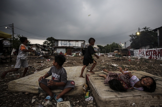 Anak-Anak Korban Penggusuran Pancoran Bermain di Antara Reruntuhan