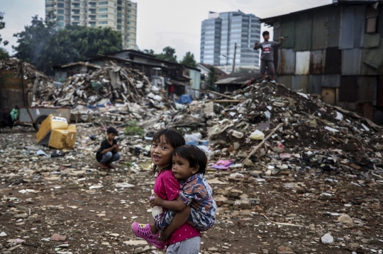 Anak-Anak Korban Penggusuran Pancoran Bermain di Antara Reruntuhan