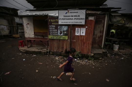 Anak-Anak Korban Penggusuran Pancoran Bermain di Antara Reruntuhan