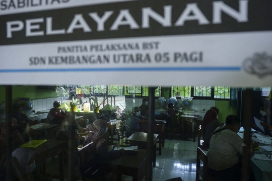 Penyaluran Bansos Tunai Rp300 Ribu di Kembangan Utara