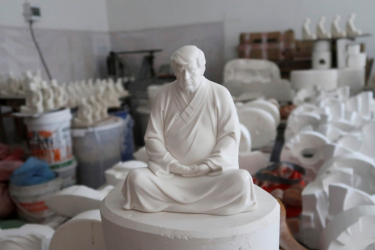 Ini Patung Buddha Donald Trump yang Populer di China