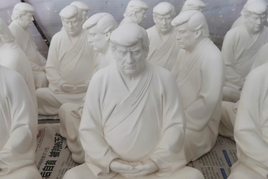 Ini Patung Buddha Donald Trump yang Populer di China