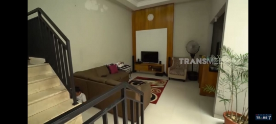 8 Potret Rumah Onci Ungu, Ruang Tamunya Mungil Tak Ada Sofa tapi Berisi Alat Olahraga