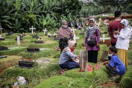 Jelang Ramadan, Peziarah Kunjungi Makam Covid-19 Pondok Ranggon