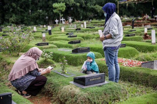 Jelang Ramadan, Peziarah Kunjungi Makam Covid-19 Pondok Ranggon