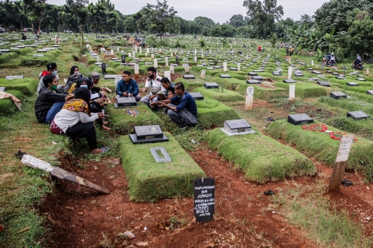 Jelang Ramadan, Peziarah Kunjungi Makam Covid-19 Pondok Ranggon