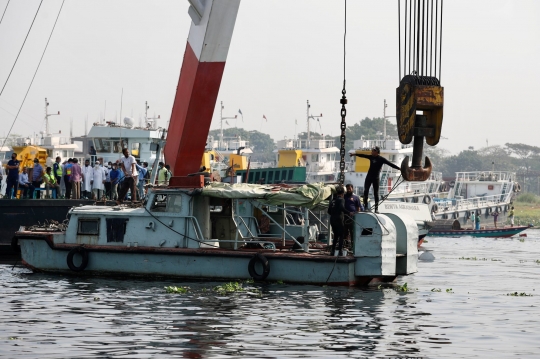 Penyelamatan Kapal Feri Tenggelam di Sungai Jadi Tontonan Warga