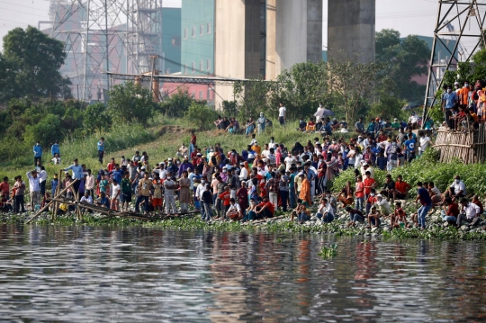 Penyelamatan Kapal Feri Tenggelam di Sungai Jadi Tontonan Warga
