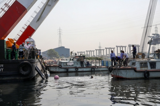 Penyelamatan Kapal Feri Tenggelam di Sungai Jadi Tontonan Warga