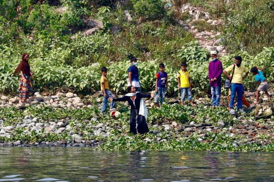 Penyelamatan Kapal Feri Tenggelam di Sungai Jadi Tontonan Warga