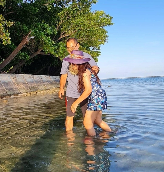 Potret Liburan Mayangsari di Pantai Bareng Keluarga, Keren Nyetir Kapal Sendiri