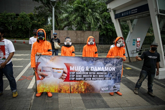 Aksi Walhi Kritik Kerusakan Hutan dan Iklim Indonesia