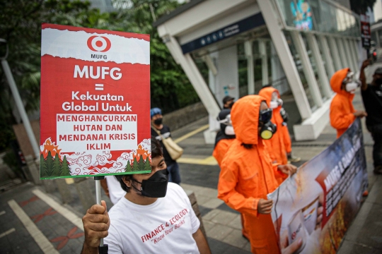 Aksi Walhi Kritik Kerusakan Hutan dan Iklim Indonesia