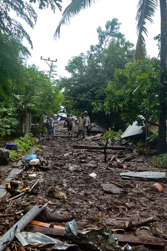 Porak-poranda Flores Timur Setelah Diterjang Banjir Bandang