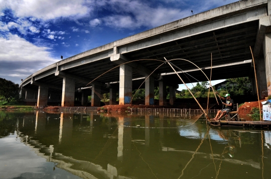 Potret Pencari Ikan di Setu Sasak Tinggi Pamulang