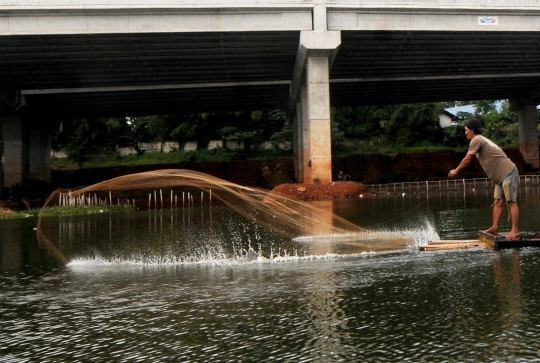 Potret Pencari Ikan di Setu Sasak Tinggi Pamulang