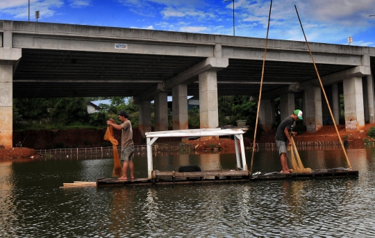 Potret Pencari Ikan di Setu Sasak Tinggi Pamulang