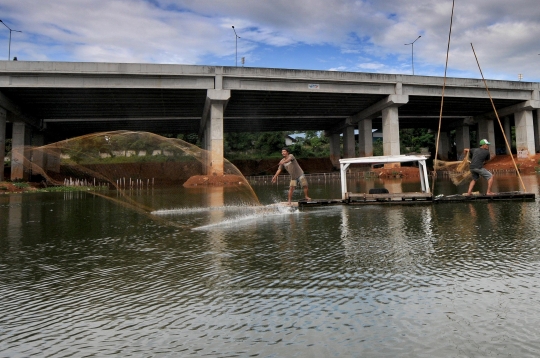 Potret Pencari Ikan di Setu Sasak Tinggi Pamulang