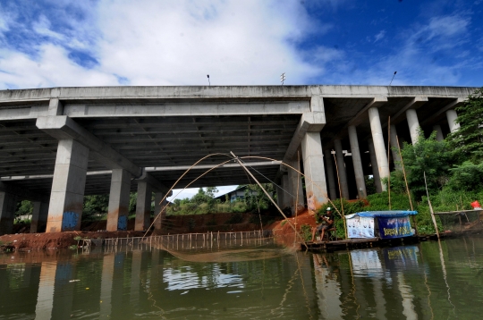 Potret Pencari Ikan di Setu Sasak Tinggi Pamulang