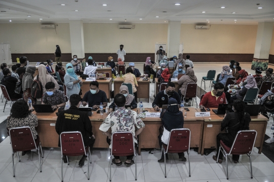 Antusias Tenaga Pendidik di Jakarta Terima Vaksinasi Covid-19