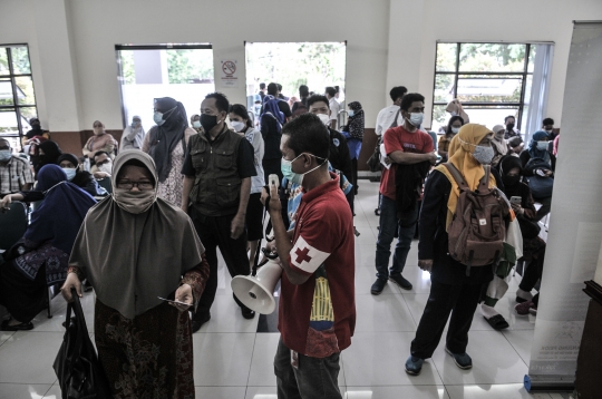 Antusias Tenaga Pendidik di Jakarta Terima Vaksinasi Covid-19