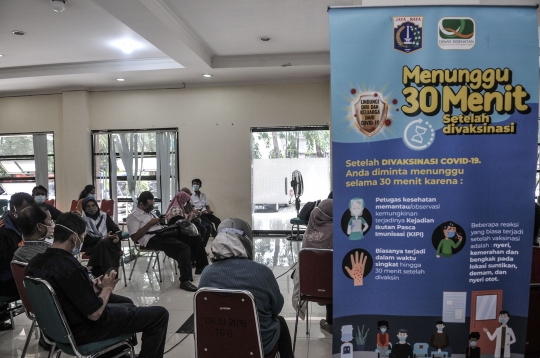 Antusias Tenaga Pendidik di Jakarta Terima Vaksinasi Covid-19