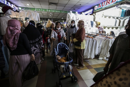 Jelang Ramadan, Pasar Tanah Abang Ramai Pengunjung