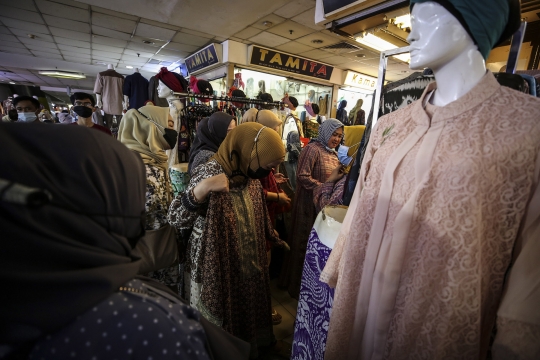 Jelang Ramadan, Pasar Tanah Abang Ramai Pengunjung