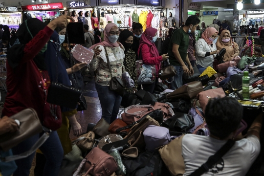 Jelang Ramadan, Pasar Tanah Abang Ramai Pengunjung