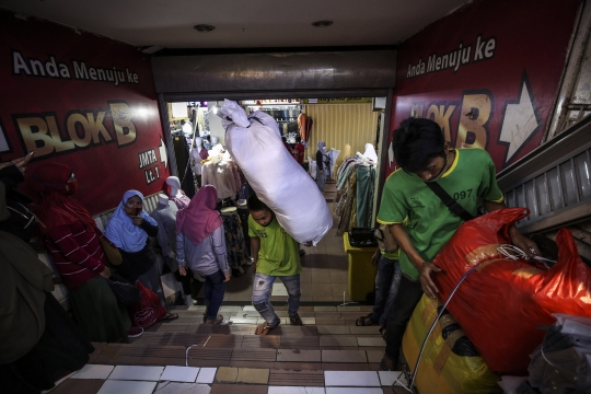 Jelang Ramadan, Pasar Tanah Abang Ramai Pengunjung