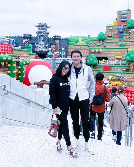 5 Potret Terbaru Syahrini Liburan di Osaka Jepang, Makin Romantis dengan Suami