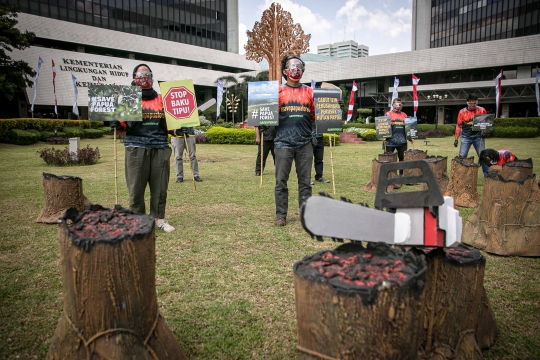 Aktivis Greenpeace Tolak Perusakan Hutan Papua