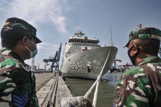 KRI Semarang Antar Bantuan untuk Korban Bencana NTT