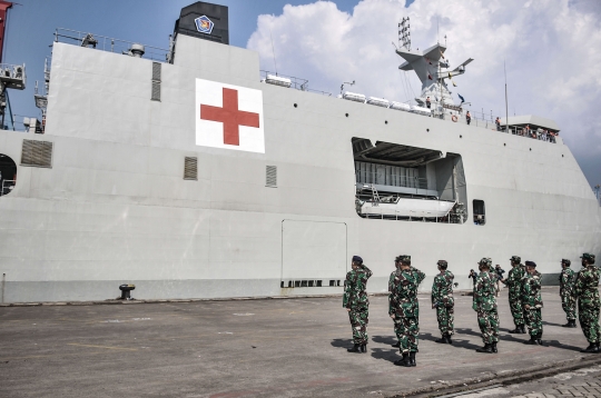 KRI Semarang Antar Bantuan untuk Korban Bencana NTT