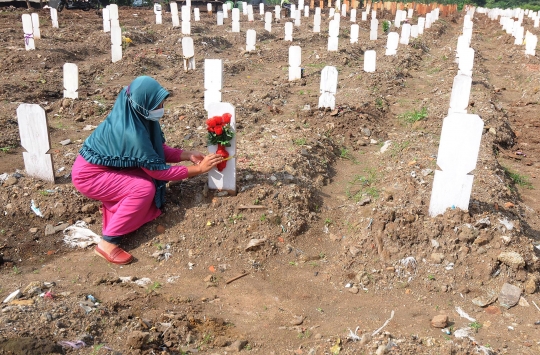 Jelang Ramadan, TPU Khusus Covid-19 di Srengseng Sawah Didatangi Peziarah