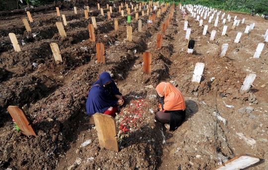 Jelang Ramadan, TPU Khusus Covid-19 di Srengseng Sawah Didatangi Peziarah