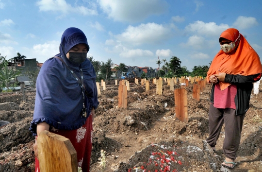 Jelang Ramadan, TPU Khusus Covid-19 di Srengseng Sawah Didatangi Peziarah