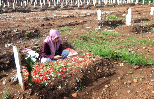 Jelang Ramadan, TPU Khusus Covid-19 di Srengseng Sawah Didatangi Peziarah