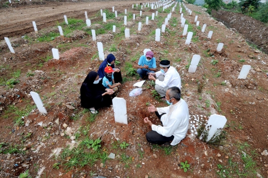 Jelang Ramadan, TPU Khusus Covid-19 di Srengseng Sawah Didatangi Peziarah