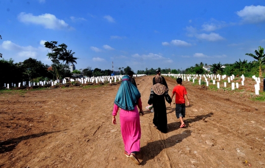 Jelang Ramadan, TPU Khusus Covid-19 di Srengseng Sawah Didatangi Peziarah