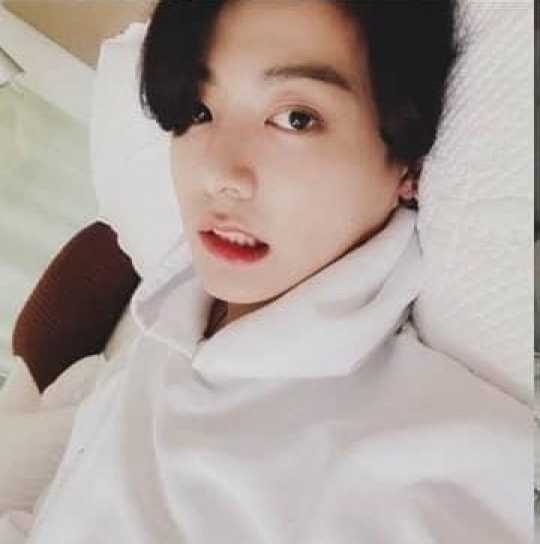 13 Potret Selca Jungkook BTS dari Awal Hingga Kini di Weverse, Bikin Oleng