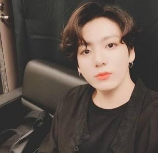 13 Potret Selca Jungkook BTS dari Awal Hingga Kini di Weverse, Bikin Oleng