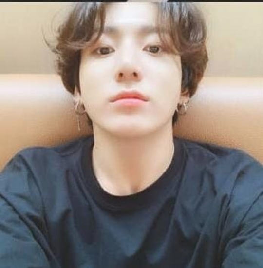 13 Potret Selca Jungkook BTS dari Awal Hingga Kini di Weverse, Bikin Oleng