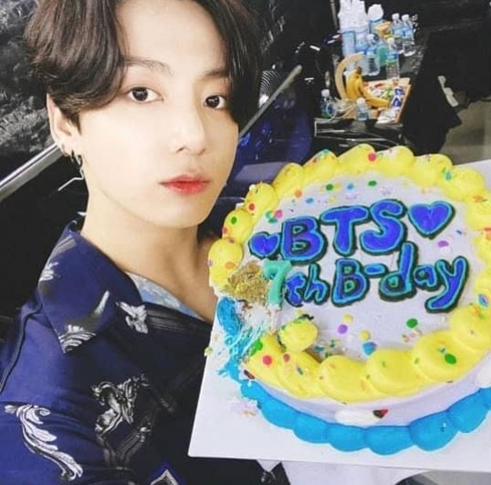 13 Potret Selca Jungkook BTS dari Awal Hingga Kini di Weverse, Bikin Oleng