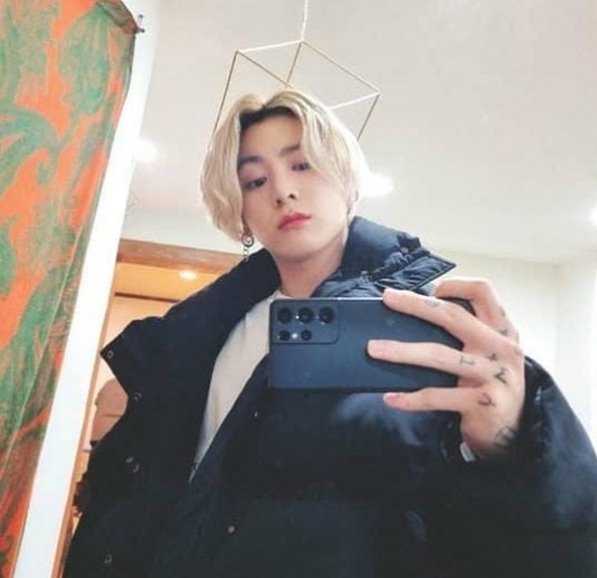 13 Potret Selca Jungkook BTS dari Awal Hingga Kini di Weverse, Bikin Oleng