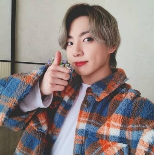 13 Potret Selca Jungkook BTS dari Awal Hingga Kini di Weverse, Bikin Oleng