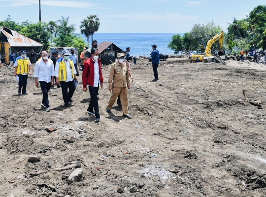 Presiden Jokowi Tinjau Lokasi Banjir Bandang di Lembata